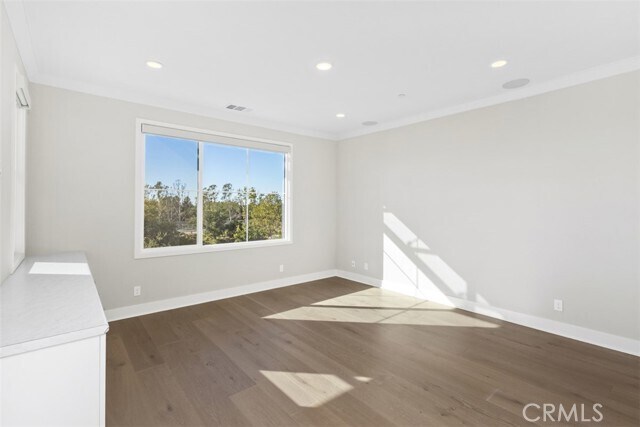 Building Photo - 157 Novel