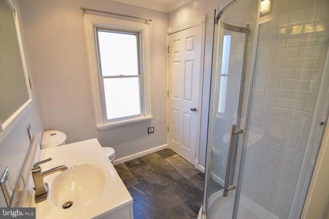 Building Photo - 1071 W Bristol Rd