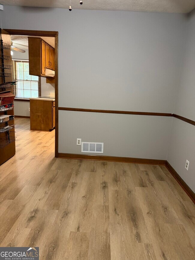 Building Photo - 8282 Dawn Dr