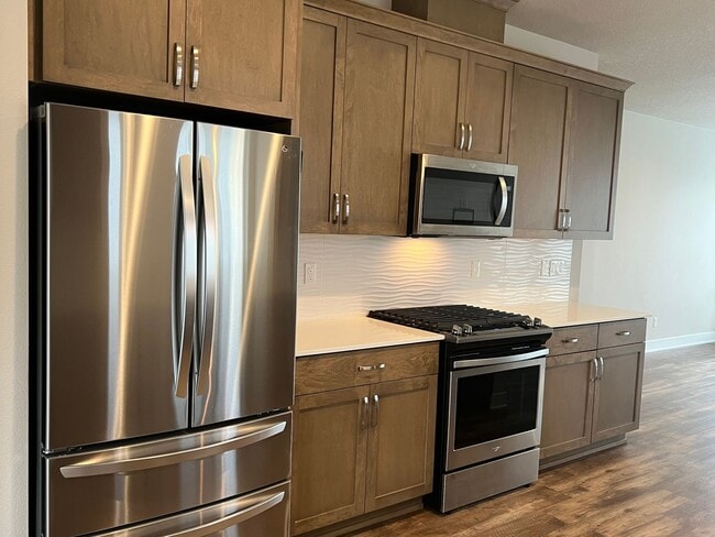 Building Photo - Start Lease by 8/15 to Receive REMAINDER o...