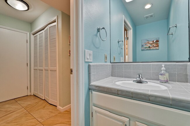 Building Photo - Large 3 Bed 2.5 Bath Townhome walking dist...