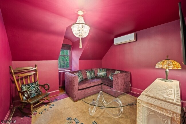 Building Photo - 655 Lake St