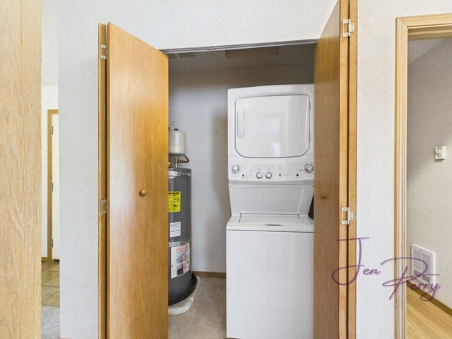 Building Photo - 5747 Fallbrook Ln