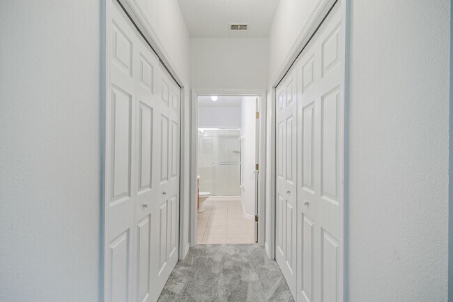 Building Photo - Spacious 3/2 Condo in the Gated Oakwater Community with Single Car Garage! Brand new carpets and ...