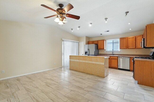 Building Photo - For Rent | 3 Bed / 2 Bath | 2 Car Garage |...