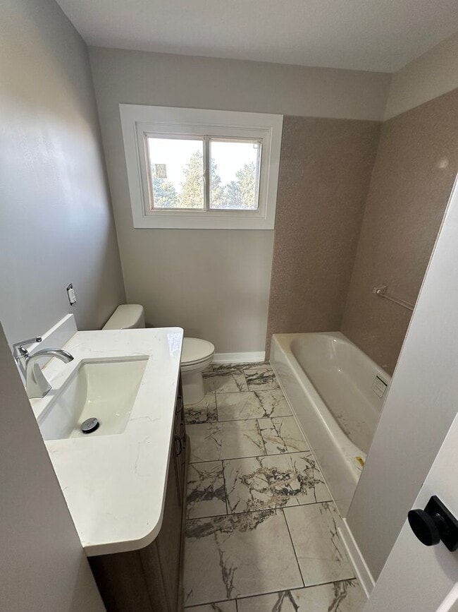 Building Photo - 3 Bedroom, 1 Bathroom House with Attached Garage