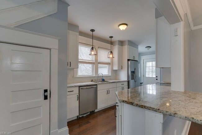Building Photo - 615 W 34th St