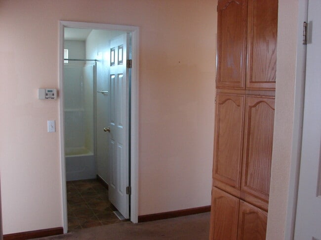 Building Photo - 4 Bedroom in Arboga! Available Now!