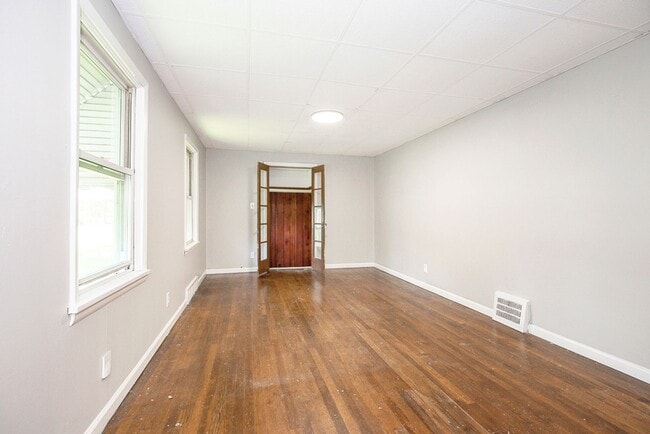 Building Photo - THREE BEDROOM SINGLE FAMILY HOME IN BEAUTI...