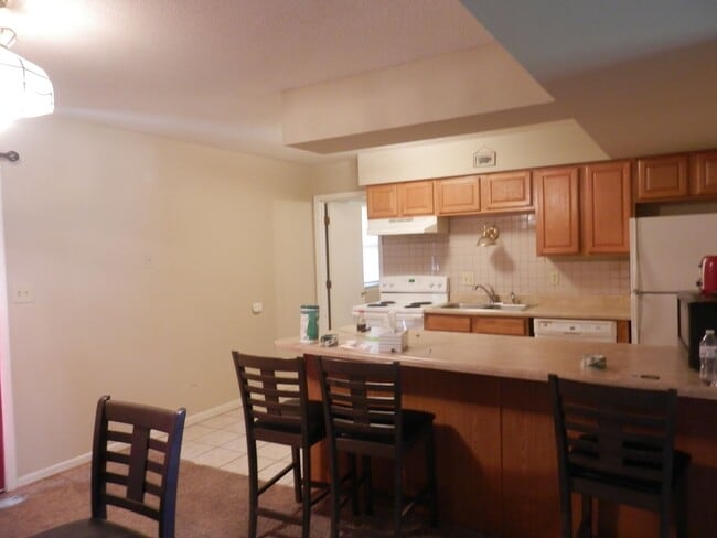 Building Photo - Quality 3 Bedroom 1.5 Bathroom Townhouse