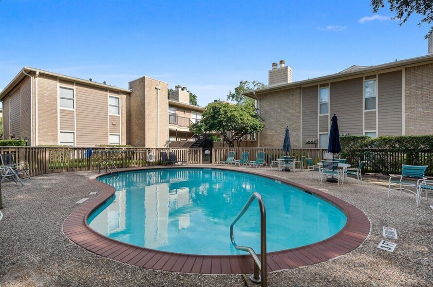 Building Photo - 726 Bering Dr