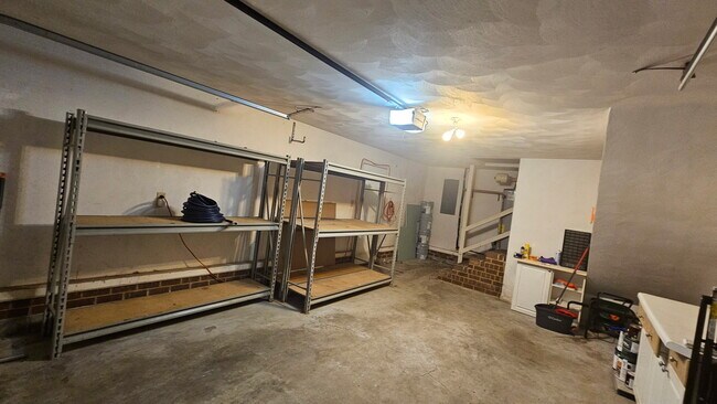 Building Photo - 445 W Chickasaw Rd