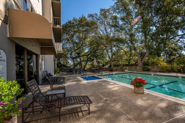 Building Photo - Gorgeous 2 Bed / 2 Bath Top Floor Condo wi...