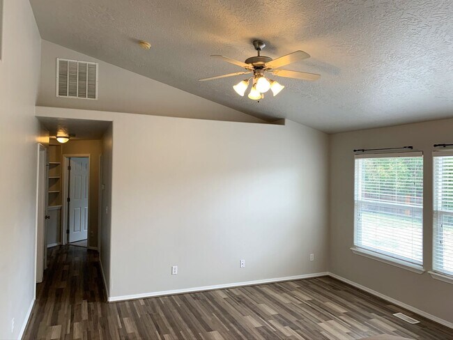 Building Photo - Great 3 bed 2 bath home in a the quiet Rai...