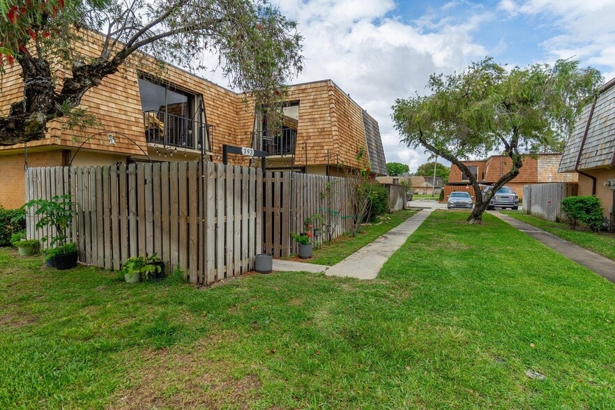 Building Photo - 393 Lake Arbor Dr