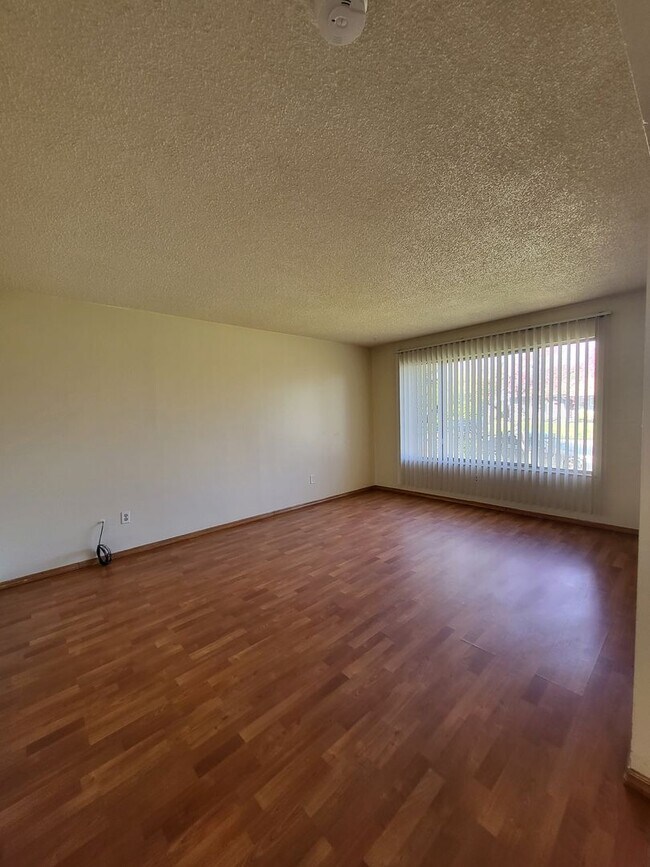 Building Photo - Charming 4 bedrooms, 2 baths home located in a quiet neighborhood.