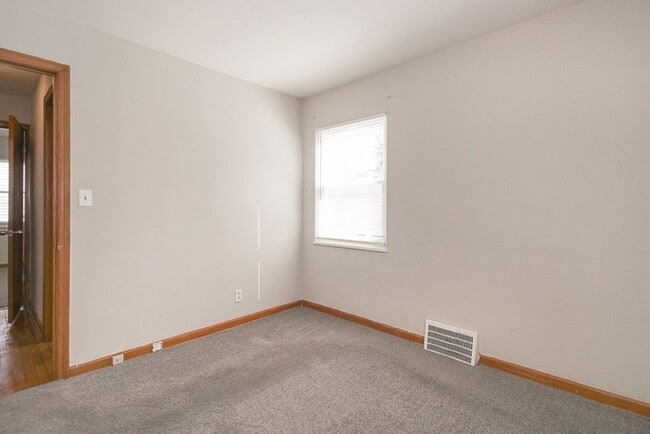 Building Photo - 3 bedroom Spacious Cape Cod!