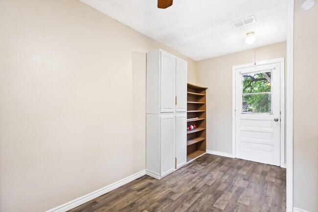Building Photo - Move-In Ready 3-Bedroom Home in Beautiful Lakehills