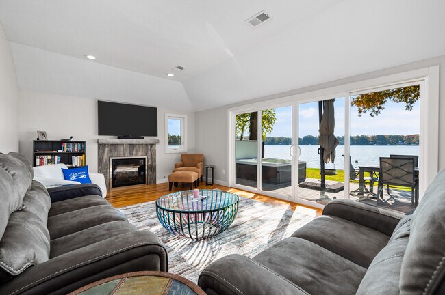 Building Photo - 8075 Outer Dr S