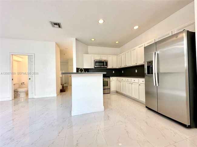 Building Photo - 20733 NE 10th Ct