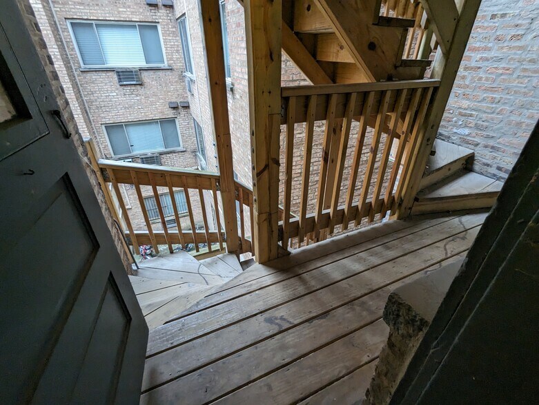 Building Photo - 542 W Surf St