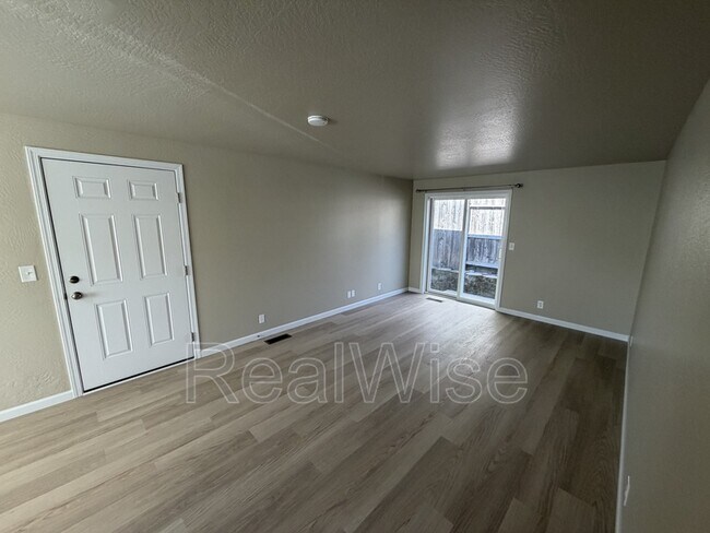 Building Photo - 1480 SW Kellenbeck Ave