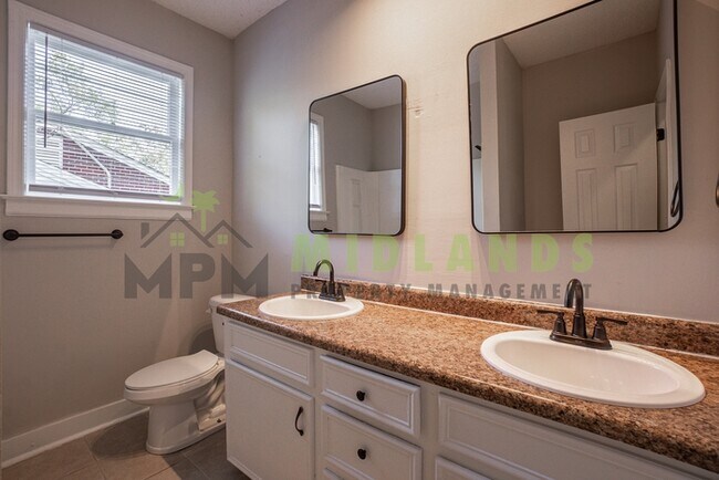 Building Photo - 928 Columbia College Dr
