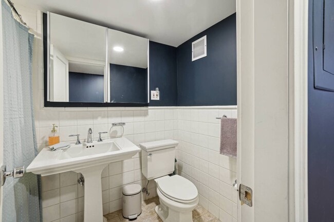 Building Photo - 100 W 57th St