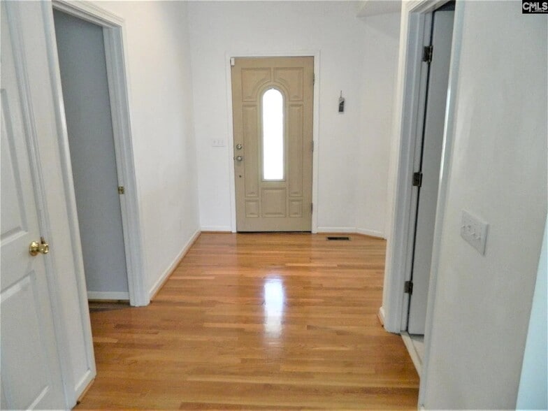 Building Photo - 802 Treeslope Ct