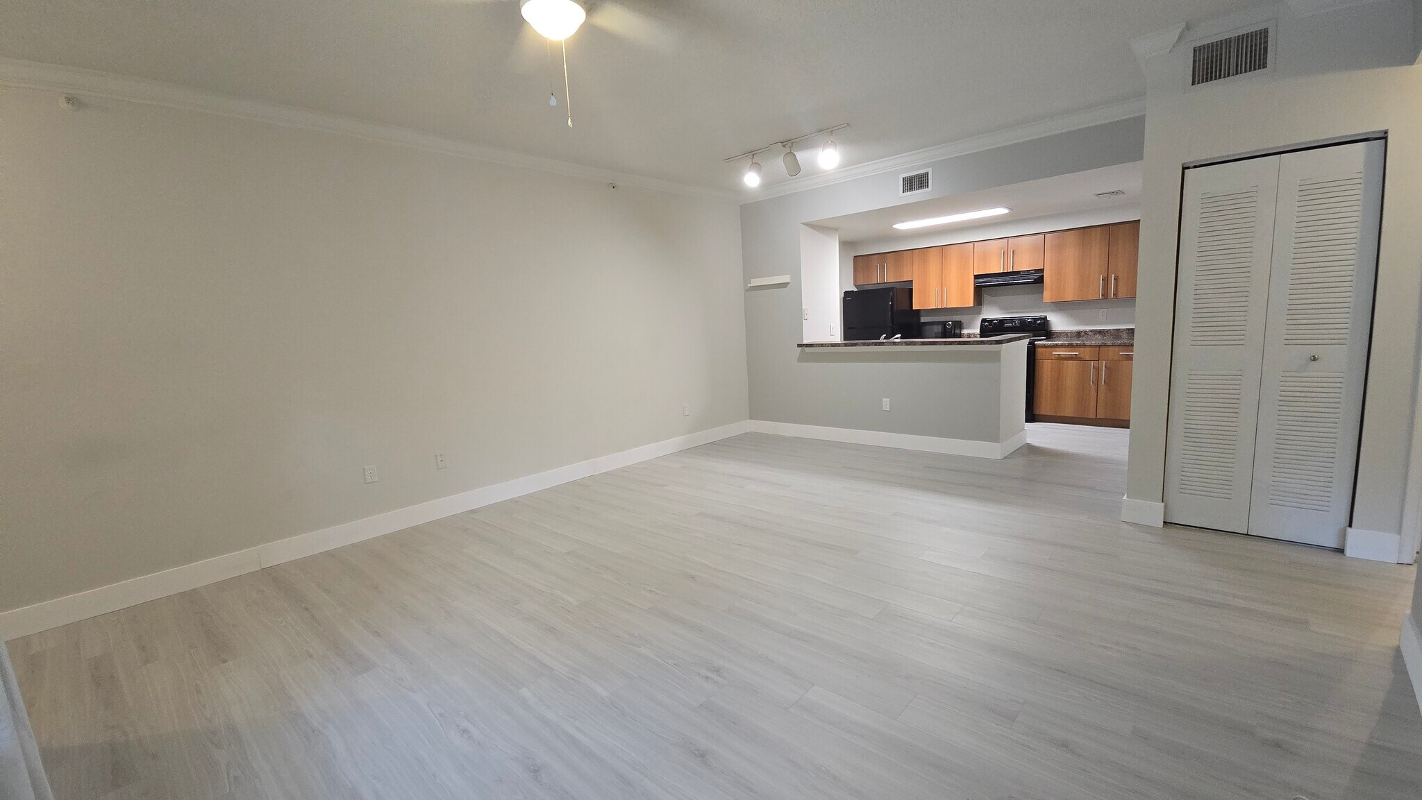 Building Photo - 5800 W Sample Rd