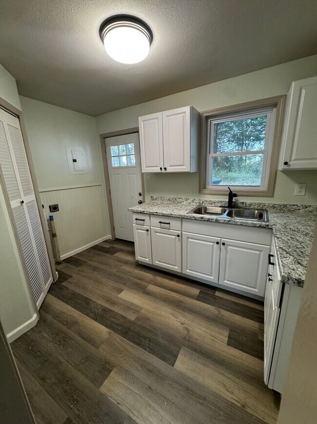 Building Photo - 105 SW Sanneman Dr