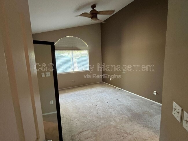 Building Photo - 1050 Colonial Ct