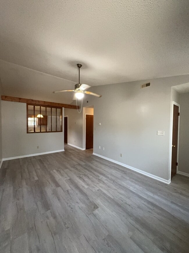 Building Photo - 233 Easy St