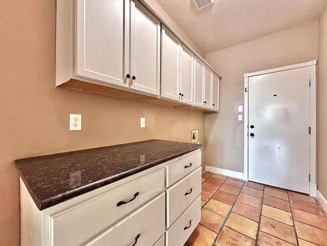 Building Photo - 4 Bed / 2 Bath Spacious One-Level Home with Large Backyard