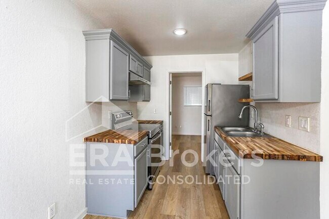 Building Photo - 614 Adams Ave