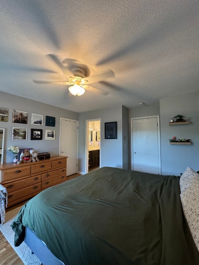 Building Photo - 204 Ledgewood Cir