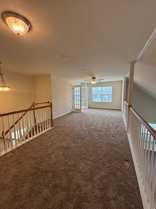 Building Photo - Spacious End Unit 3BR/2.5BA Townhouse