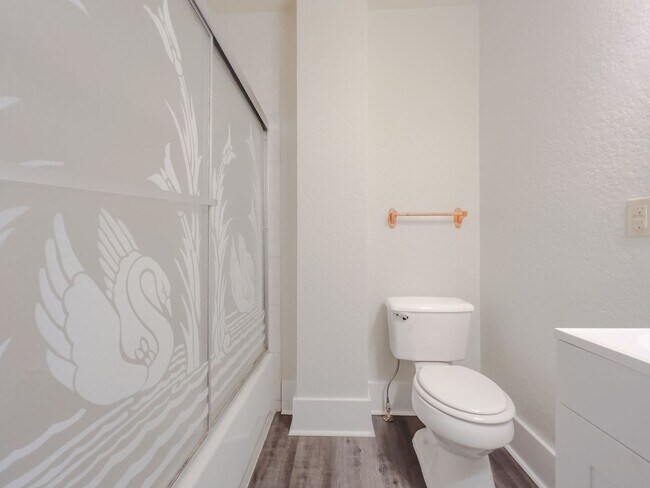 Building Photo - Renovated 1 Bedroom Apartment in Historic Colonial Building Unit 306