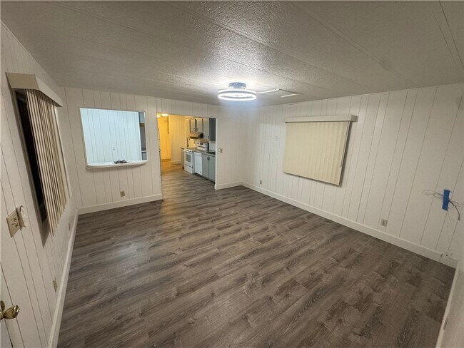 Building Photo - 546 Roadrunner Dr