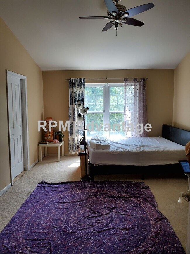 Building Photo - Gorgeous Townhouse Steps from Pool and Hik...