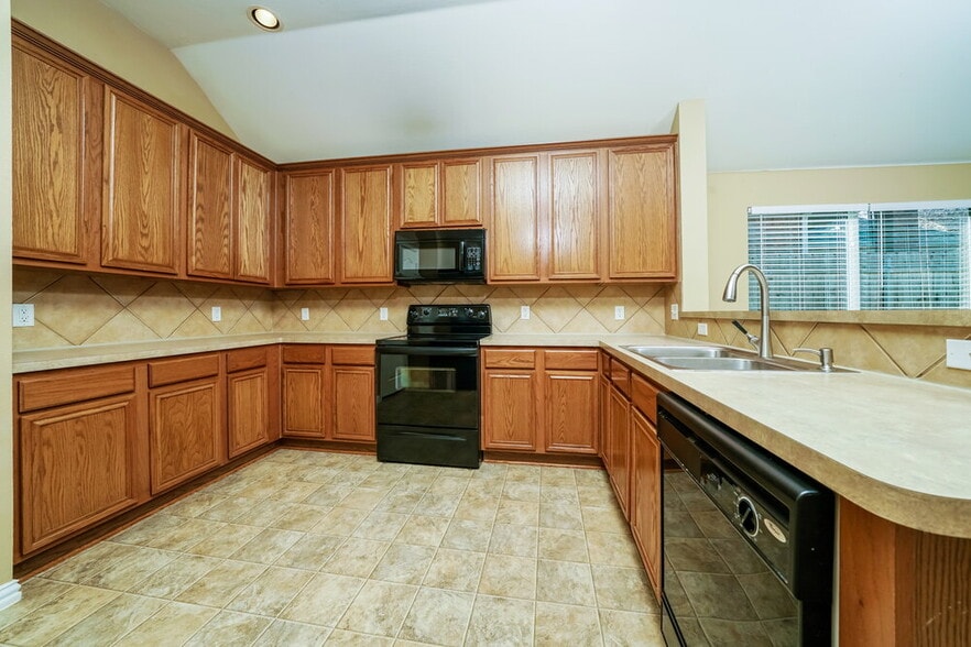 Building Photo - 5404 Centeridge Ln