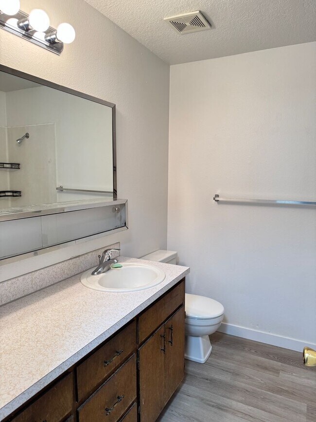 Building Photo - Large single level 2-bedroom/1 bath duplex in Springfield!
