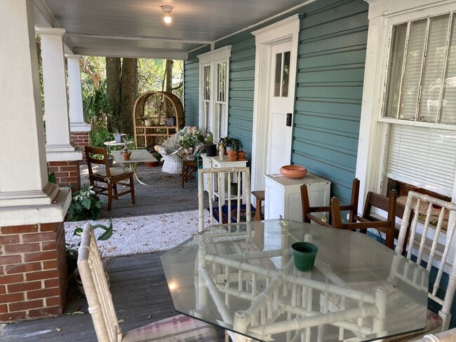 Building Photo - Spacious 2 Bedroom House Close to Campus!!