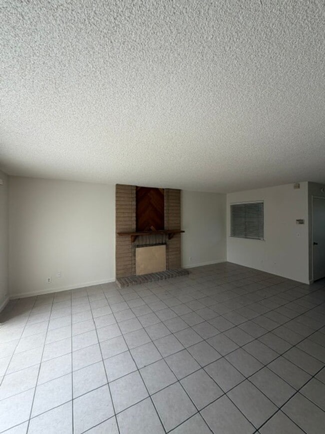 Building Photo - Beautiful 2 Bedroom and 2.5 Bathroom Condo $1,775.00