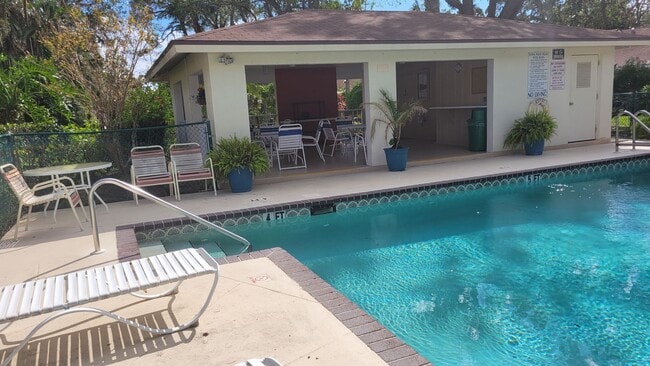 Building Photo - Annual unfurnished nicely renovated 2/2 villa near the Ringling Museum