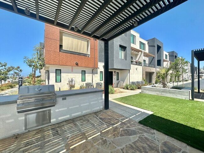 Building Photo - Modern 3BR Townhome in Ocean View Hills with Attached Garage & Open Floor Plan