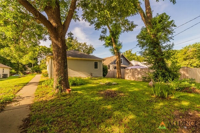 Building Photo - Spacious Rooms & Close to Downtown