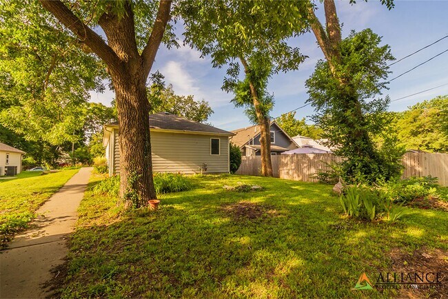 Building Photo - Spacious Rooms & Newer Carpet ~ Close to Downtown