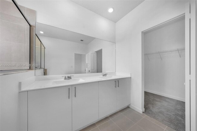 Building Photo - 2567 SE 25th Ter