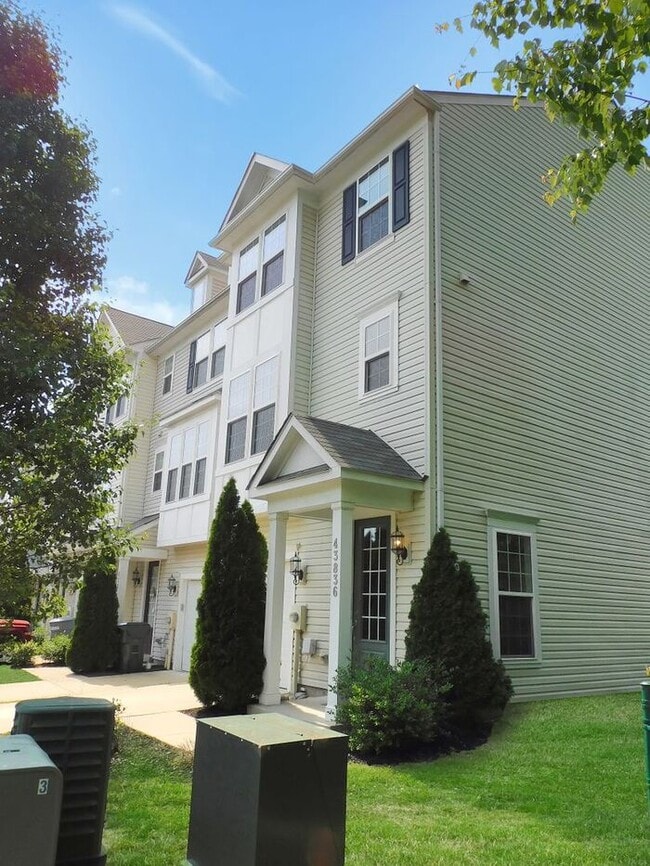 Building Photo - Pet Friendly 3 level End Unit Town Home wi...
